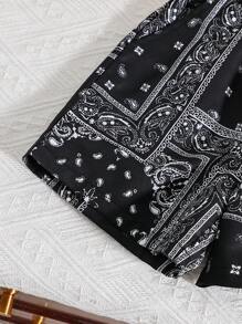 SHEIN 年輕男孩夏季經典巴黎圖案設計時尚休閑短褲，舒適多用途服飾適合戶外活動、假期、街頭風格和派對。 - 彩色 - 查看 3