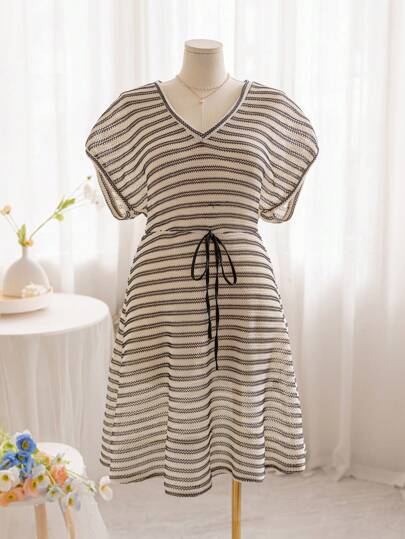 Dreamara Robe grande taille femme pour les vacances, à rayures noires et blanches avec col en V et manches courtes