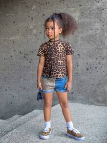 ملابس علوية ذو طبعات الفهد للفتيات الصغيرات 2 قطعة مع حواف تزيينية ناعمة وملابس قصيرة جينز مغسولة بتزيين خرز