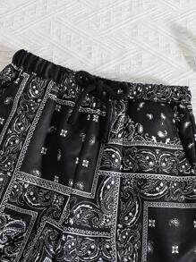 SHEIN 年輕男孩夏季經典巴黎圖案設計時尚休閑短褲，舒適多用途服飾適合戶外活動、假期、街頭風格和派對。 - 彩色 - 查看 5