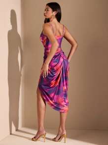 SHEIN BAE 適合女士日常、節日、約會、派對的V領開叉彩色連帽浴巾染印花禮服，適合單身派對、畢業典禮，長度應為膝蓋上方。 - 彩色 - 查看 2