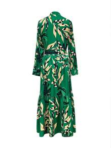 Elegantes, langes Damen-Kleid mit Blattdruck und Gürtel, elegante Reise- und Frühlingslooks, Boho Blumenmuster