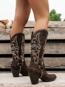 2024 Nuevas botas de estilo occidental con bordados para mujer de primavera/otoño con punta puntiaguda, tacón ancho, correa con hebilla y cadena, moda cool al aire libre de tipo Chelsea