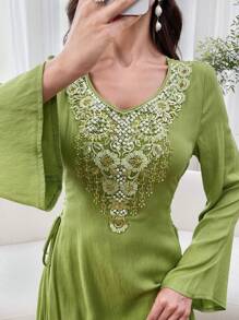 Al Najma Damen elegantes langes arabisches Bescheidenheitskleid mit V-Ausschnitt und dekorativen Applikationen, Langarm, Sommer, seitlich gebundenes bodenlänges Jalabiya Kaftan Bescheidenheitskleid