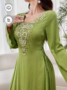 Al Najma Damen elegantes langes arabisches Bescheidenheitskleid mit V-Ausschnitt und dekorativen Applikationen, Langarm, Sommer, seitlich gebundenes bodenlänges Jalabiya Kaftan Bescheidenheitskleid