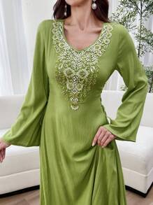 Al Najma Damen elegantes langes arabisches Bescheidenheitskleid mit V-Ausschnitt und dekorativen Applikationen, Langarm, Sommer, seitlich gebundenes bodenlänges Jalabiya Kaftan Bescheidenheitskleid