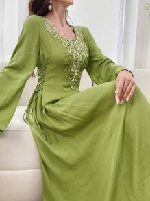 Al Najma Damen elegantes langes arabisches Bescheidenheitskleid mit V-Ausschnitt und dekorativen Applikationen, Langarm, Sommer, seitlich gebundenes bodenlänges Jalabiya Kaftan Bescheidenheitskleid