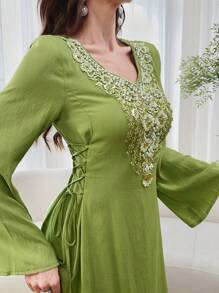 Al Najma Damen elegantes langes arabisches Bescheidenheitskleid mit V-Ausschnitt und dekorativen Applikationen, Langarm, Sommer, seitlich gebundenes bodenlänges Jalabiya Kaftan Bescheidenheitskleid