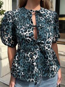 SHEIN Essnce Top feminina com gravata borboleta de estampa de leopardo, Top solta de manga bufante e cor sólida com pregas na parte superior, Novo estilo de roupas femininas de rua de Plus Size e comprimento curto de primavera/verão 2024 - Azul - Visão 1