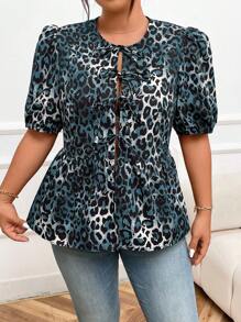 SHEIN Essnce Top feminina com gravata borboleta de estampa de leopardo, Top solta de manga bufante e cor sólida com pregas na parte superior, Novo estilo de roupas femininas de rua de Plus Size e comprimento curto de primavera/verão 2024 - Azul - Visão 3