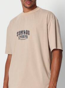 SUMWON Camiseta de manga corta con ajuste regular con estampado gráfico de dólar gótico - Caqui - Ver 3