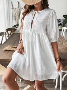 SHEIN Frenchy 女式夏季系带荷叶边下摆袖翻领镂空刺绣棉质连衣裙，孔眼刺绣蝴蝶袖荷叶边下摆连衣裙，休闲短袖连衣裙系带前裙泡泡袖娃娃装休闲连衣裙可爱夏装，白色女装，女士防扎绣花通勤系带前裙，布里奇顿，教师服，7 月 4 日服装，商务休闲女装，婚纱，办公室女士系带前裙婚礼女装约会晚礼服 - 白色 - 查看 4