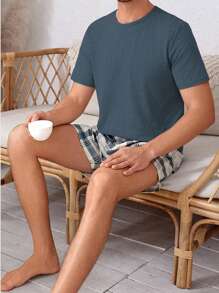 Conjunto de pijama con camiseta lisa y pantalones cortos con estampado a cuadros para hombres