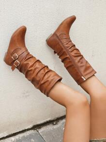 棕色高帮平跟女士过膝长靴，侧拉链配金色搭扣，搭配白色毛衣，是秋冬季休闲装和派对的理想之选。 - 棕色 - 查看 5