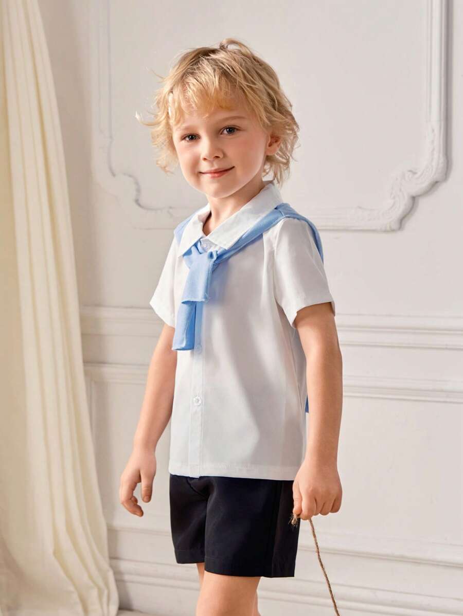 SHEIN 3 buc/set băieți la modă, casual, albastru, pelerina albă, cămașă cu mânecă scurtă și pantaloni scurți de culoare uni, colorat retro clasic, confortabil și la modă, convenabil pentru ieșirile zilnice, răcoritor și versatil, potrivit pentru călătorii și cumpărături, perfect pentru vară