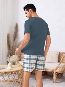 Conjunto de pijama con camiseta lisa y pantalones cortos con estampado a cuadros para hombres