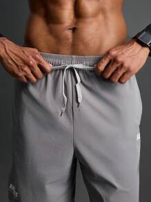 Manfinity Sport Polished Freund Stil Herren Lässig Sport Shorts mit Buchstaben-Muster Taschen, graue Shorts