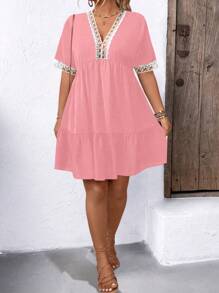 SHEIN LUNE 大尺碼女士夏季寬鬆網眼花卉刺繡短袖連衣裙，褶邊下擺設計 - 粉色 - 查看 4
