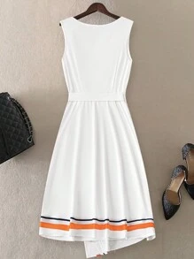 SHEIN Clasi 大尺碼女性時尚簡約線條設計無袖連衣裙 - 白色 - 查看 2