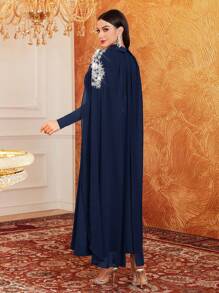 Modelyn 女士迷人优雅的阿拉伯风格朴素连衣裙，配有水钻装饰的披肩领和长斗篷袖 - 藏蓝色 - 查看 2