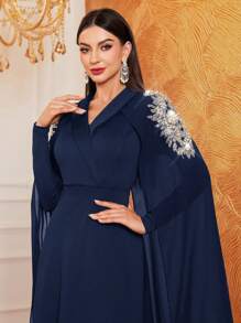 Modelyn 女士迷人优雅的阿拉伯风格朴素连衣裙，配有水钻装饰的披肩领和长斗篷袖 - 藏蓝色 - 查看 3