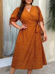 Mulvari Robe élégante longue de vacances pour femme grande taille avec empiètement à col en V à pois, manches courtes bouffantes