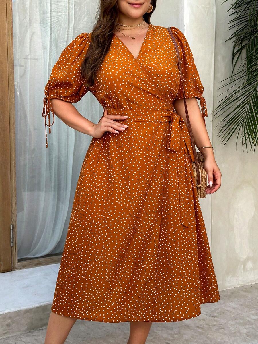 Mulvari Robe élégante longue de vacances pour femme grande taille avec empiètement à col en V à pois, manches courtes bouffantes