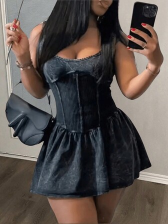 Slaydiva 休閒黑色無袖U領收腰及插摺裙擺連衣裙，T卹布料