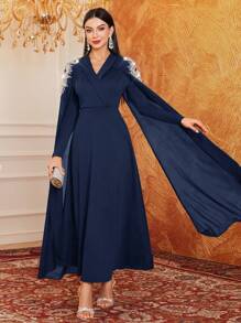 Modelyn 女士迷人优雅的阿拉伯风格朴素连衣裙，配有水钻装饰的披肩领和长斗篷袖 - 藏蓝色 - 查看 7