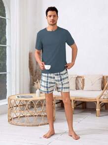 Conjunto de pijama con camiseta lisa y pantalones cortos con estampado a cuadros para hombres