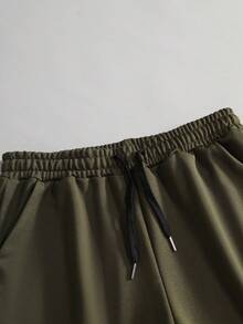 Manfinity Conjunto de camiseta casual para hombre de manga corta y cuello redondo de unicolor y pantalón corto con cordón en la cintura, para verano - Verde militar - Ver 5