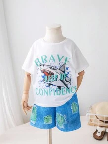 Conjunto de 2 piezas para niños jóvenes, camiseta de manga corta con estampado de tiburón en estilo callejero y shorts de mezclilla azul. Cómodo, transpirable y casual, adecuado para uso diario, deportes y hogar. Ideal para primavera y verano.