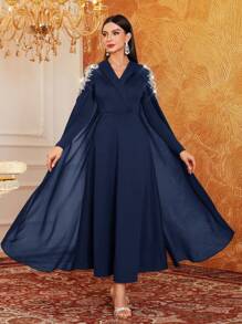Modelyn 女士迷人优雅的阿拉伯风格朴素连衣裙，配有水钻装饰的披肩领和长斗篷袖 - 藏蓝色 - 查看 4