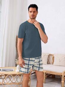 Conjunto de pijama con camiseta lisa y pantalones cortos con estampado a cuadros para hombres