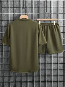 Manfinity Conjunto de camiseta casual para hombre de manga corta y cuello redondo de unicolor y pantalón corto con cordón en la cintura, para verano - Verde militar - Ver 2