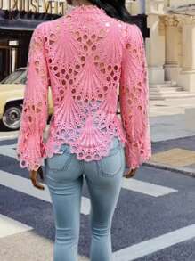 Zolique Blus Lengan Bergelombang dengan Detail Lubang untuk Pakaian Musim Panas dan Gugur untuk Wanita - Hot Pink - View 2