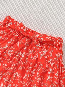 SHEIN Conjunto de ropa de vacaciones para niña preadolescente con top de cuello halter de unicolor con volantes y falda con estampado floral diminuto - Naranja Coral - Ver 6