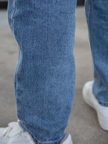 Men's Casual Loose Fit Straight Leg Jeans With Pockets - Medium Wash - View 3