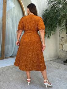 Mulvari Robe élégante longue de vacances pour femme grande taille avec empiètement à col en V à pois, manches courtes bouffantes