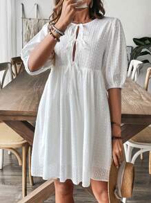 SHEIN Frenchy 女式夏季系带荷叶边下摆袖翻领镂空刺绣棉质连衣裙，孔眼刺绣蝴蝶袖荷叶边下摆连衣裙，休闲短袖连衣裙系带前裙泡泡袖娃娃装休闲连衣裙可爱夏装，白色女装，女士防扎绣花通勤系带前裙，布里奇顿，教师服，7 月 4 日服装，商务休闲女装，婚纱，办公室女士系带前裙婚礼女装约会晚礼服 - 白色 - 查看 5