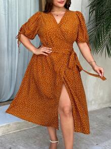 Mulvari Robe élégante longue de vacances pour femme grande taille avec empiètement à col en V à pois, manches courtes bouffantes