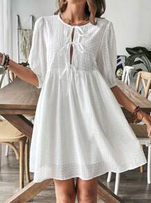 SHEIN Frenchy 女式夏季系带荷叶边下摆袖翻领镂空刺绣棉质连衣裙，孔眼刺绣蝴蝶袖荷叶边下摆连衣裙，休闲短袖连衣裙系带前裙泡泡袖娃娃装休闲连衣裙可爱夏装，白色女装，女士防扎绣花通勤系带前裙，布里奇顿，教师服，7 月 4 日服装，商务休闲女装，婚纱，办公室女士系带前裙婚礼女装约会晚礼服 - 白色 - 查看 3