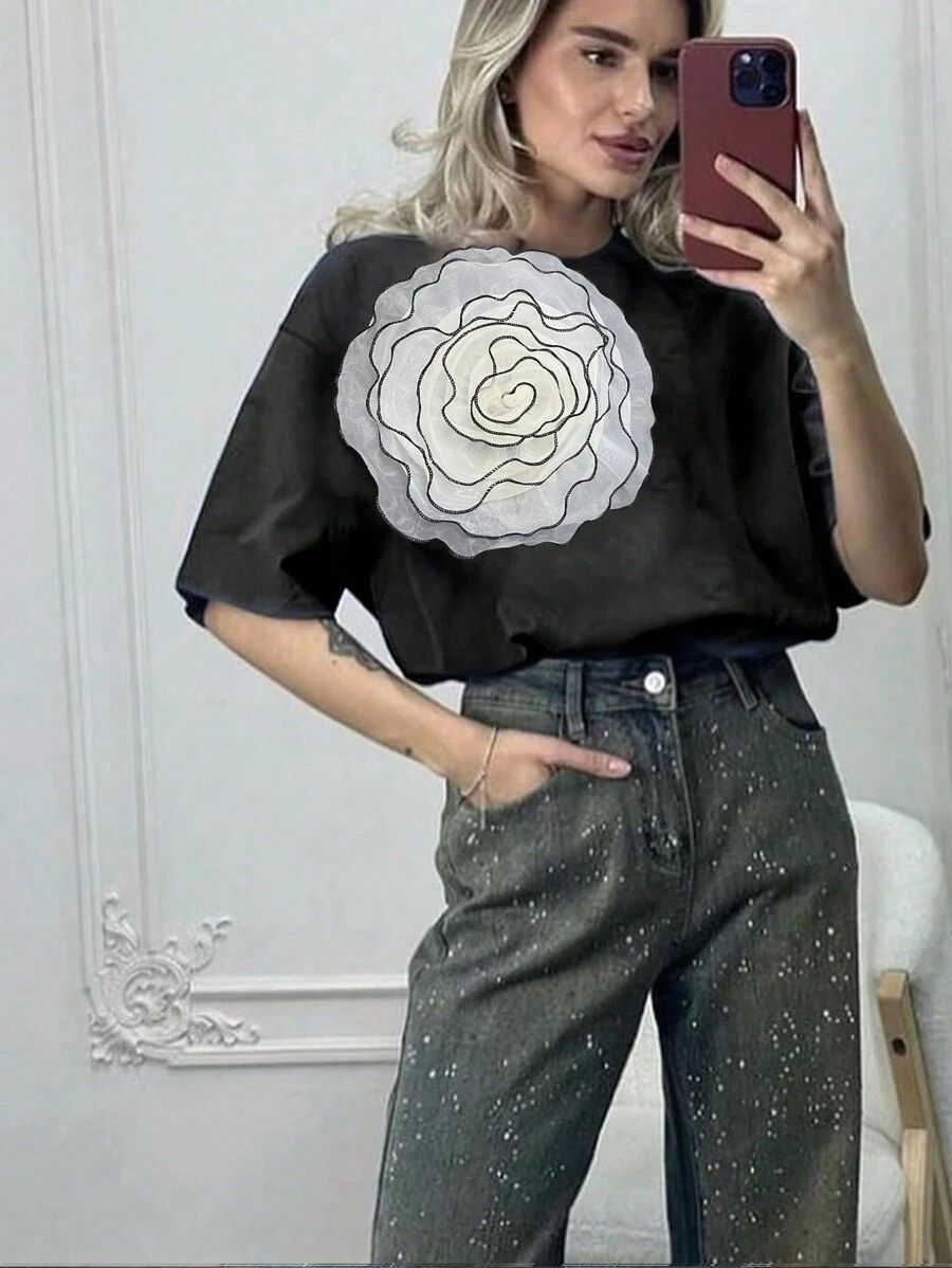 SHEIN LUNE Áo thun nữ dáng rộng thời trang: In hoa 3D cỡ lớn, màu sắc tương phản, áo thun tay ngắn cổ tròn thông thường, trang phục dạo phố sang trọng - màu đen - Xem 1