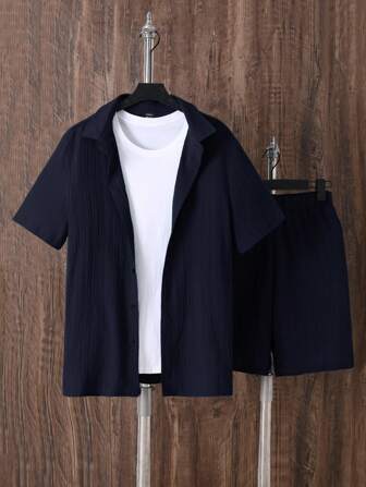 ชุดเสื้อเชิ้ตผู้ชายเรียบง่ายสีน้ำเงินและกางเกงขาสั้นสีน้ำเงิน