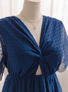 Soleia Vestido Curto Azul Plus Size Feminino com Textura de Recorte e Tecido Semi-Transparente, Estilo de Férias, Decote em V, Frente Torcida, Manga Sino, Cintura Franzida em Formato A - Azul marinho - Ver 3
