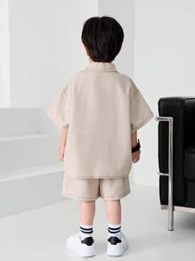 SHEIN Little Byeori 2入組男童休閒大學風短袖襯衫和短褲套裝,柔軟寬鬆的對比縫合,適合春夏季節