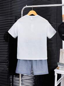 SHEIN Conjunto de pijama simple y casual para niño preadolescente con camisa de manga corta y pantalón corto con media botonadura, en tela de cuadrícula tipo gofre ignífuga, 2 piezas - Gris Claro - Ver 2