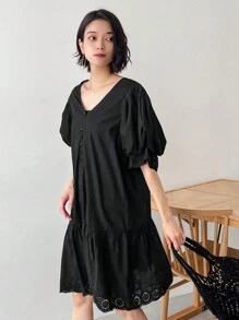 Einfarbiges Kleid mit Knopfleiste, Rüschen-Saum und Smock-Effekt - Schwarz - Übersicht 2
