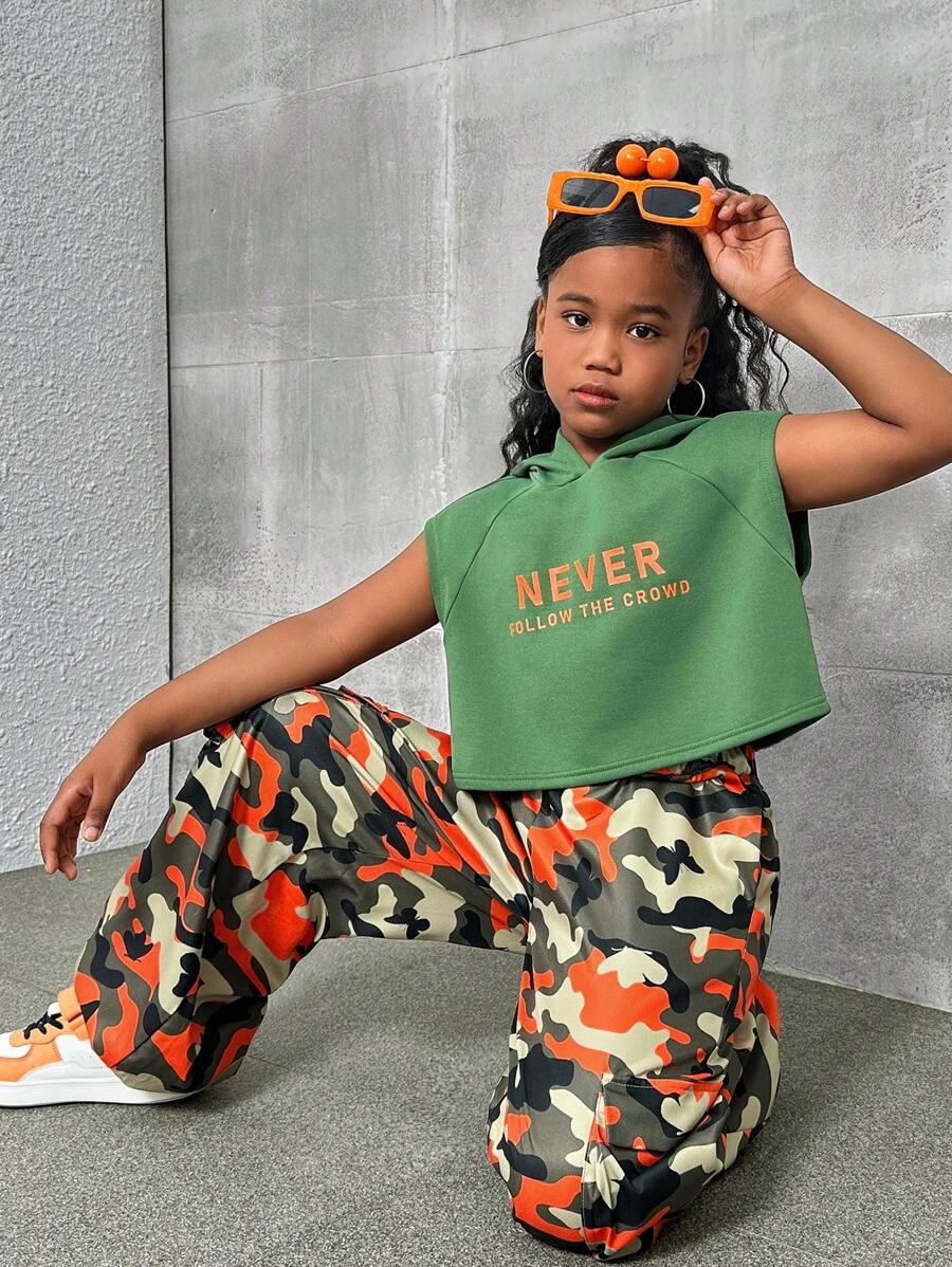 SHEIN Conjunto de 2 piezas para niñas preadolescentes con parte superior holgada con capucha y sudadera con bloques de color estampados, pantalones cargo con estampado de camuflaje naranja - Verde militar - Ver 1