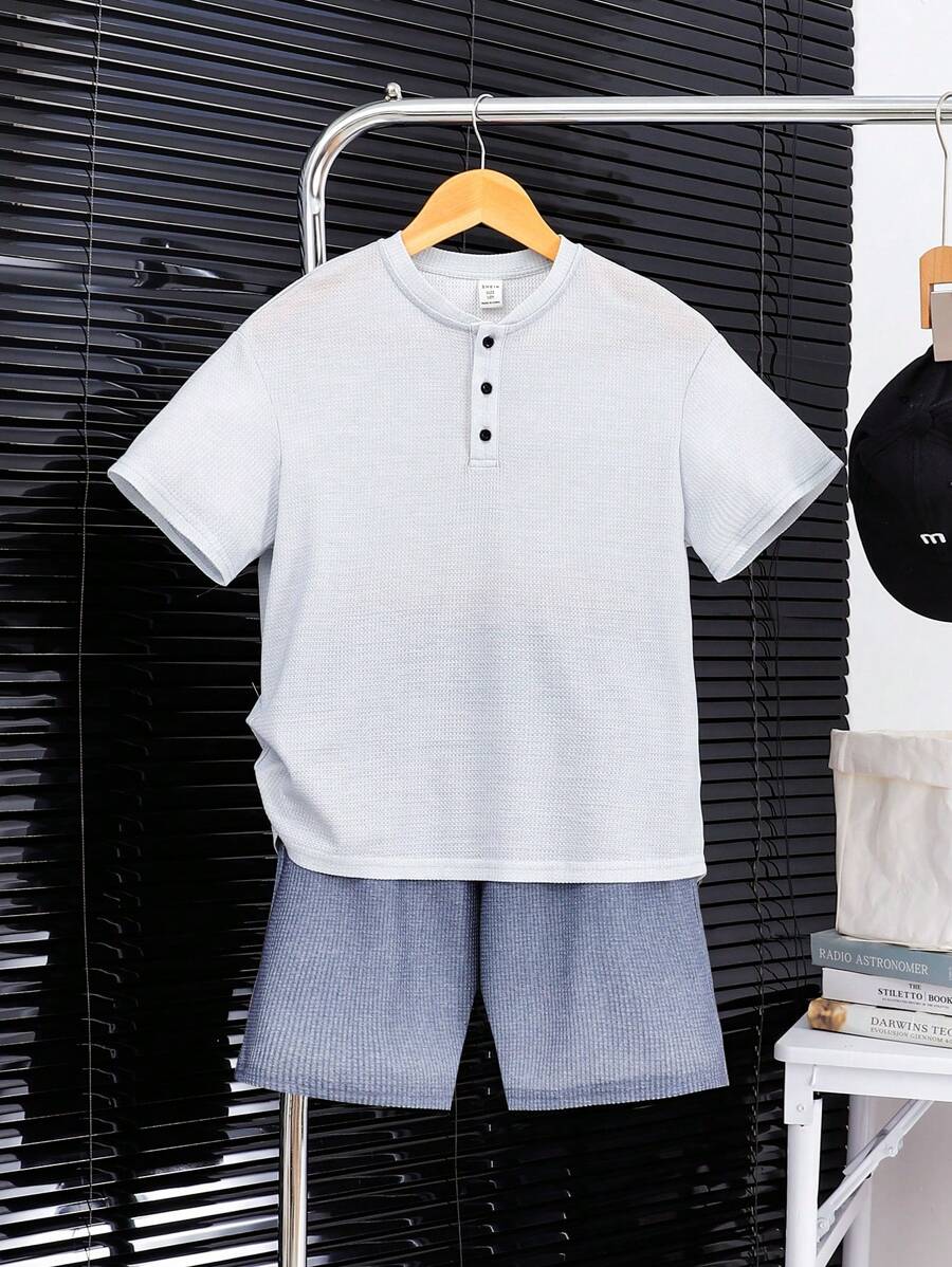 SHEIN Conjunto de pijama simple y casual para niño preadolescente con camisa de manga corta y pantalón corto con media botonadura, en tela de cuadrícula tipo gofre ignífuga, 2 piezas - Gris Claro - Ver 1